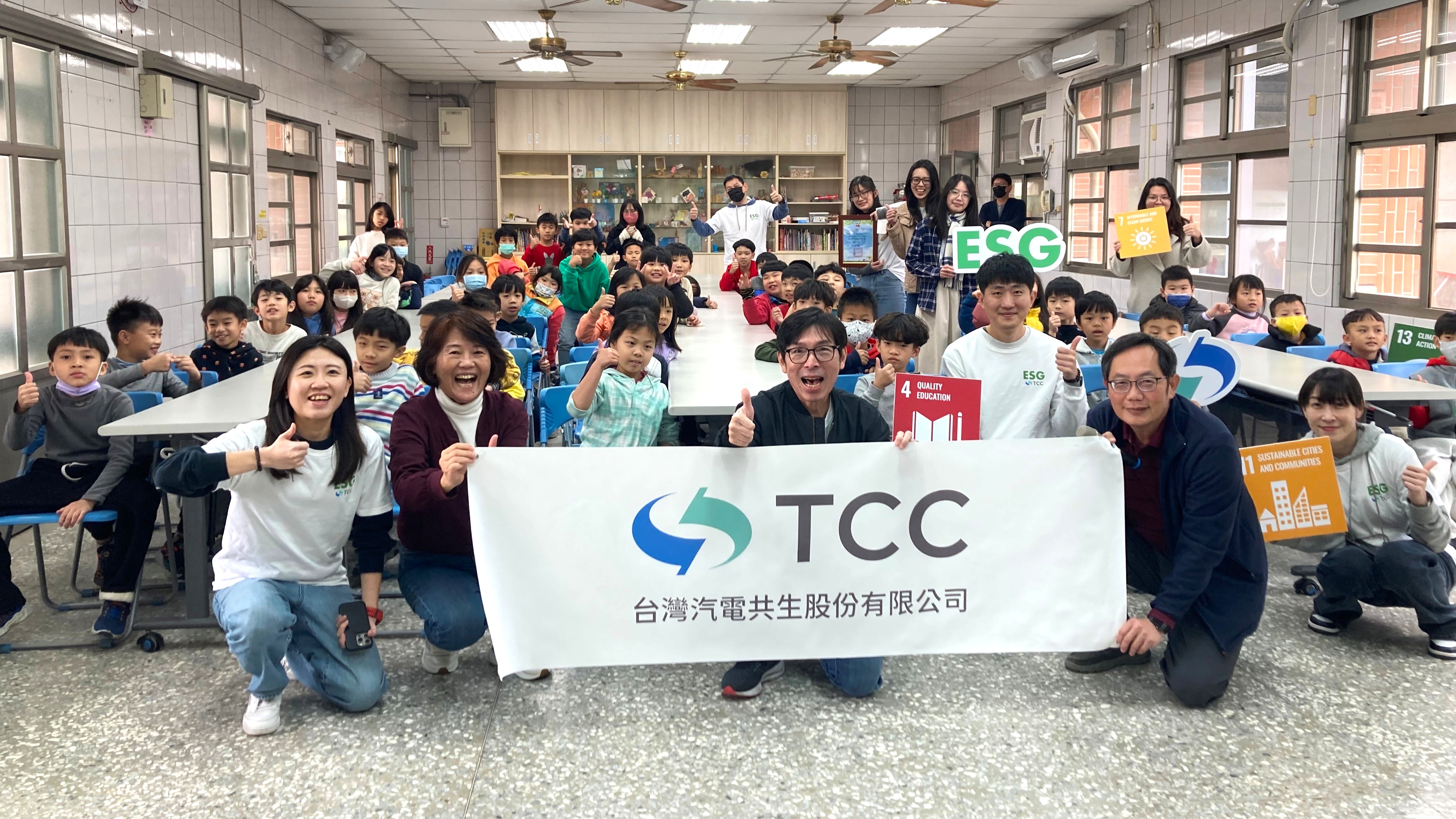 台汽電閱讀志工隊與台南甲中國小同學們一同發掘有趣的能源知識