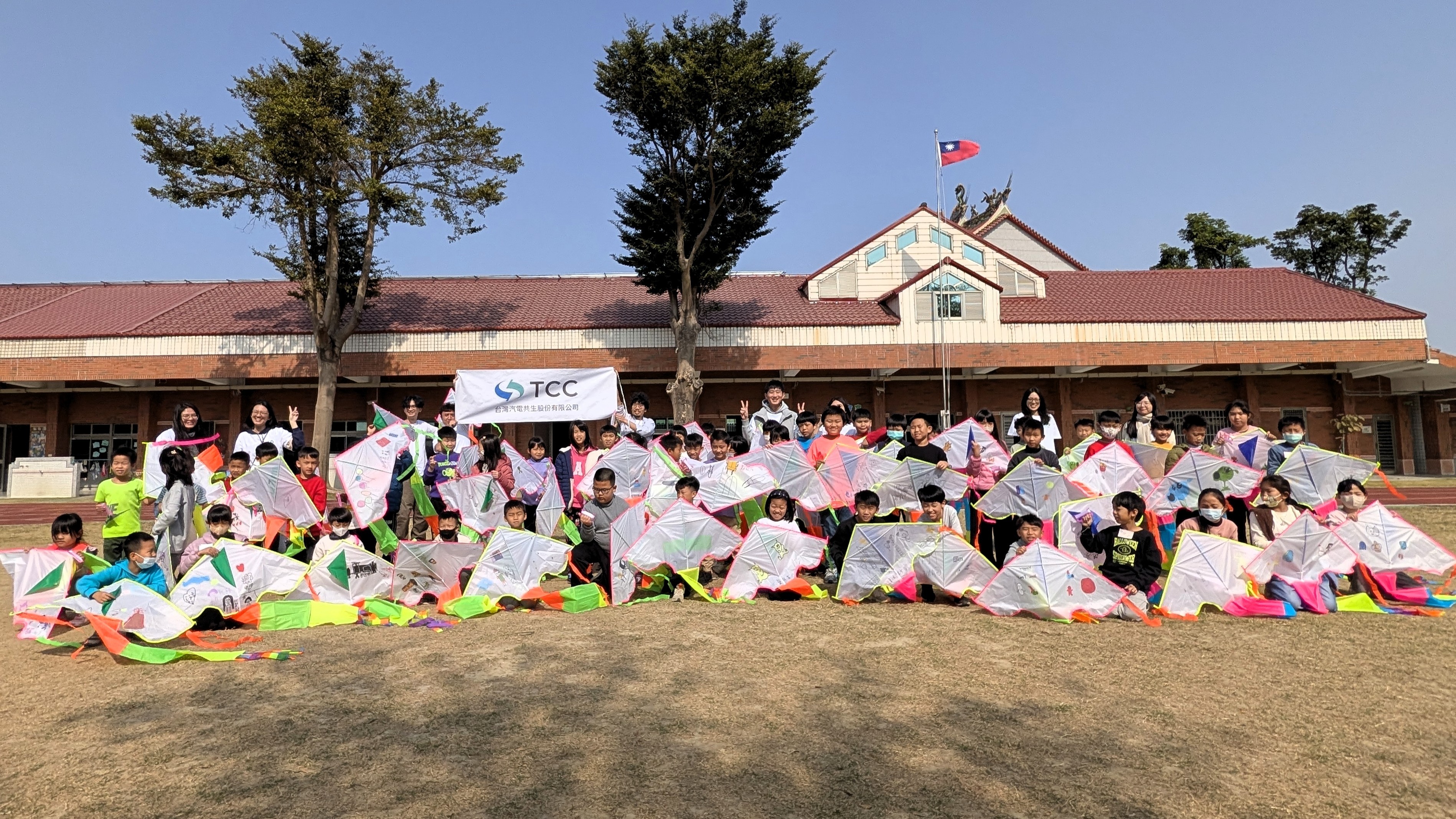 台汽電閱讀志工隊再訪台南甲中國小，陪伴孩子們探索夢想職業。