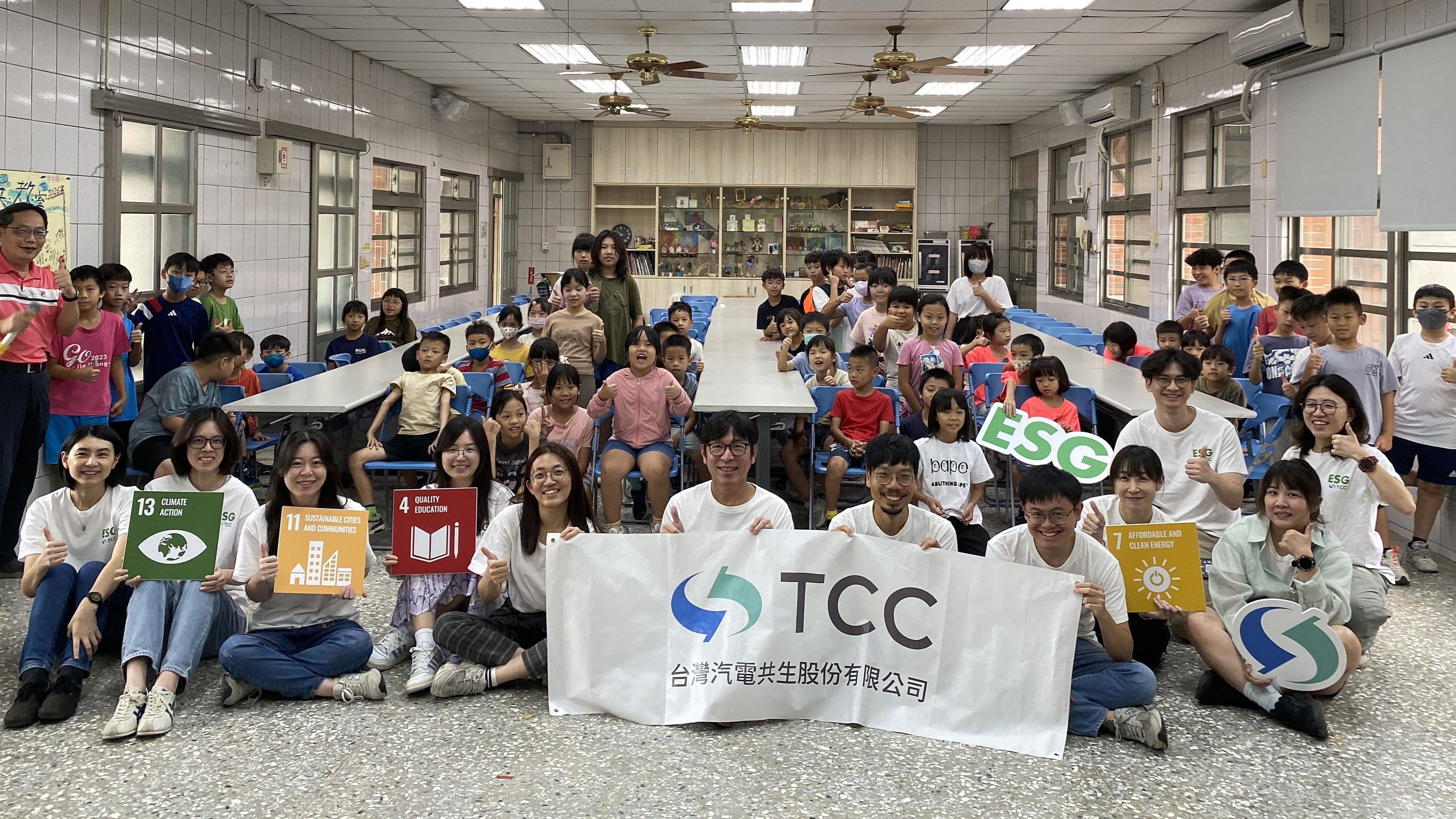 導讀永續繪本，台汽電志工隊引導台南甲中國小的學童實踐同理心與感恩行動